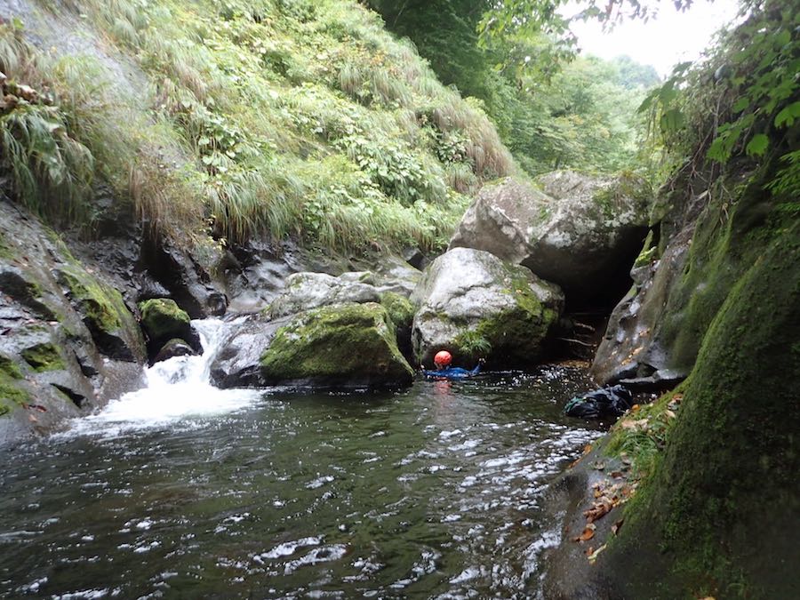 ゴルジュ帯　まだ泳ぐ　二口山塊・大行沢